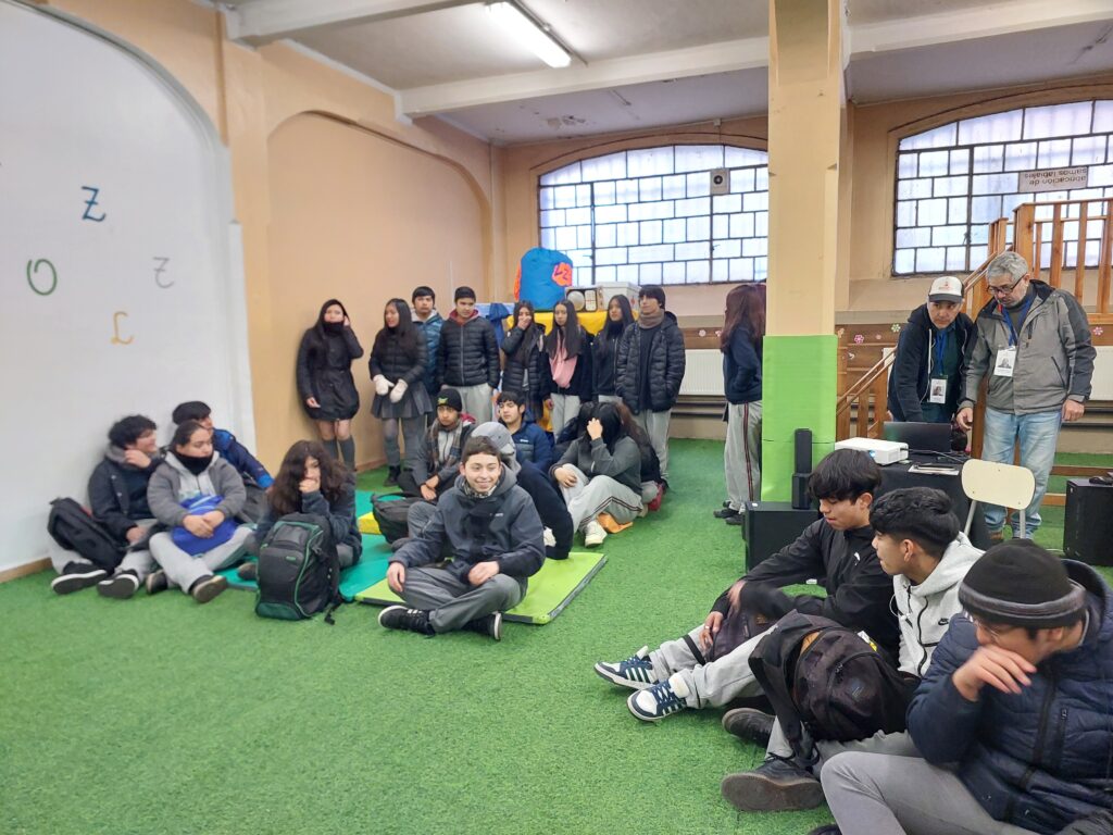 Estudiante disfrutando de la Muestra Itinerante Mi CIVUR-39° en el colegio La Salle